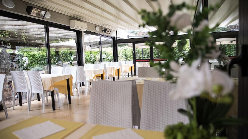 Ih Hotels Milano Eur - Trezzano Sul Naviglio Extérieur photo